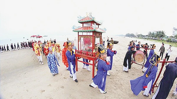 Nghi lễ rước nghinh thần trước biển tại lễ Cầu ngư, làng Nam Ô (thành phố Đà Nẵng). Ảnh: Trần Lê Lâm