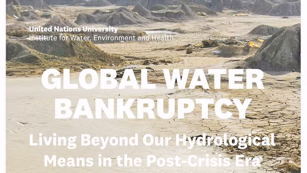 Trang bìa của Báo cáo với hình ảnh có sức lay động: Một người đang gánh nước hay đang đi tìm nước trên khu vực mênh mông khô hạn...