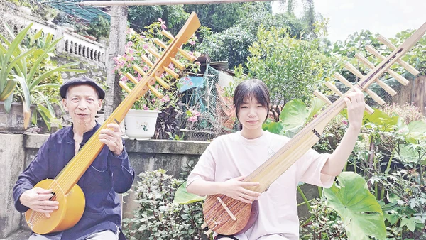 Nghệ nhân Dương Văn Thục và cháu gái hát then cùng đàn tính 12 dây.