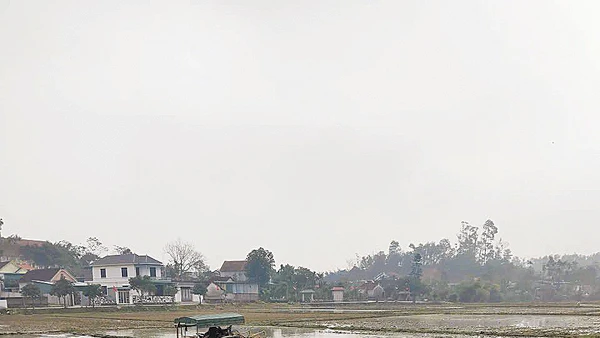 Nông dân xã Đại Đồng sử dụng máy cày để làm vụ lúa đông xuân.