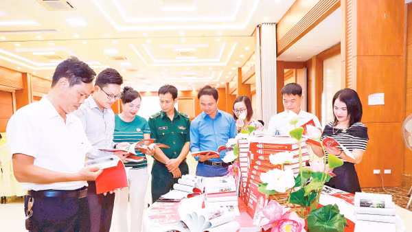 Nhiều cuộc giới thiệu sách do Nhà xuất bản Nghệ An tổ chức đã thu hút sự quan tâm của đông đảo bạn đọc.