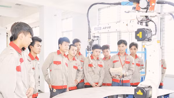 Đào tạo nghề hàn bằng robot tại Trường cao đẳng Công nghệ cao Hà Nội. Ảnh: Hải Nam