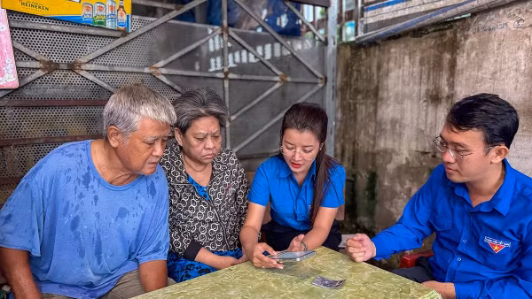 Đoàn Thanh niên phường Ninh Kiều đến nhà dân hỗ trợ bà con cài đặt ứng dụng VNeID trên điện thoại thông minh.