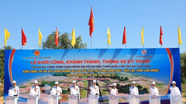 Các đại biểu thực hiện nghi thức khởi công Dự án cao tốc Tân Phú - Bảo Lộc.