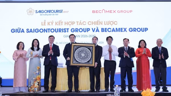Ký kết Thỏa thuận Hợp tác chiến lược toàn diện giữa Becamex Group và Saigontourist Group. (Ảnh: HẠ LONG)