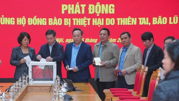 Tập thể cán bộ, công chức và người lao động Cơ quan Đảng ủy các cơ quan Đảng Trung ương tham gia ủng hộ đồng bào bị thiệt hại do thiên tai.