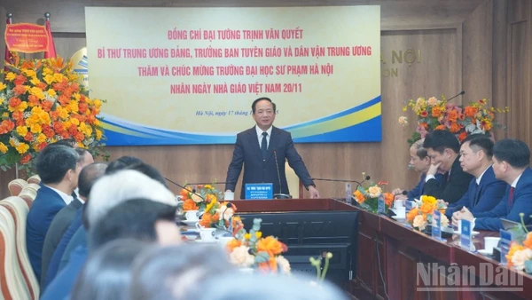 Đồng chí Trịnh Văn Quyết phát biểu chúc mừng Trường đại học Sư phạm Hà Nội nhân Ngày Nhà giáo Việt Nam.