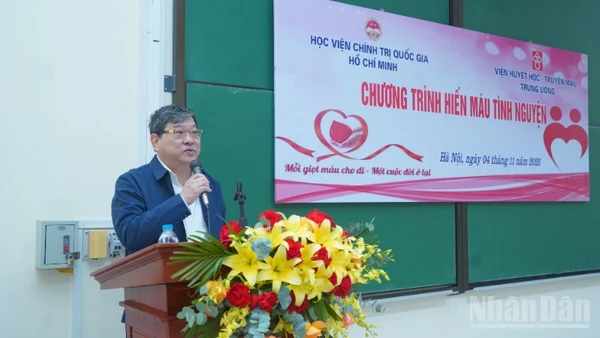Phó Giáo sư, Tiến sĩ Nguyễn Duy Bắc phát biểu tại lễ phát động chương trình hiến máu tình nguyện. 