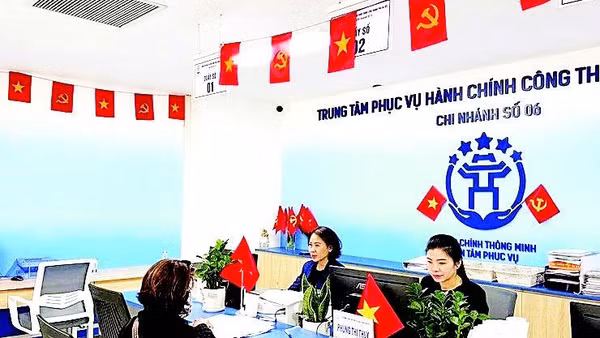 Người dân đến làm thủ tục hành chính tại Trung tâm Phục vụ hành chính công thành phố, Chi nhánh số 06.