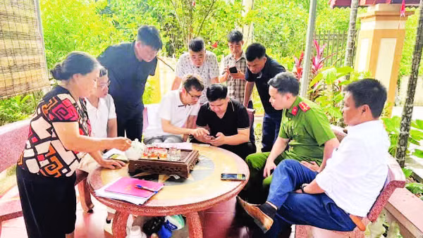 Cán bộ xã Suối Hai hướng dẫn người dân cập nhật thông tin lên cơ sở dữ liệu quốc gia về đất đai.