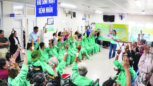 Bệnh nhân điều trị ung thư tại Bệnh viện Chợ Rẫy tham gia trò chơi vận động. (Ảnh NHẬT THÀNH)