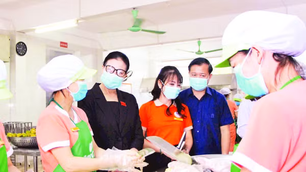 Đoàn giám sát của Ban Văn hóa-Xã hội (Hội đồng nhân dân Thành phố Hà Nội) khảo sát bếp ăn bán trú tại Trường mầm non Triều Khúc, phường Thanh Liệt.