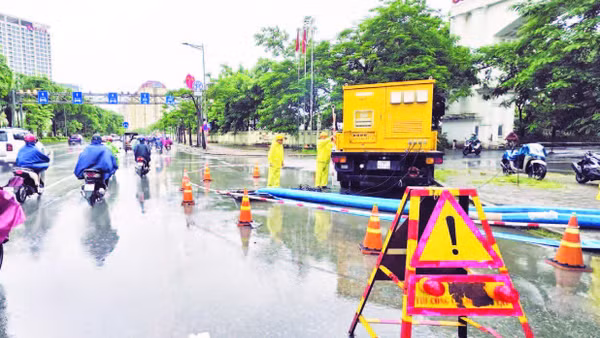 Công nhân Công ty Thoát nước Hà Nội khắc phục úng ngập.