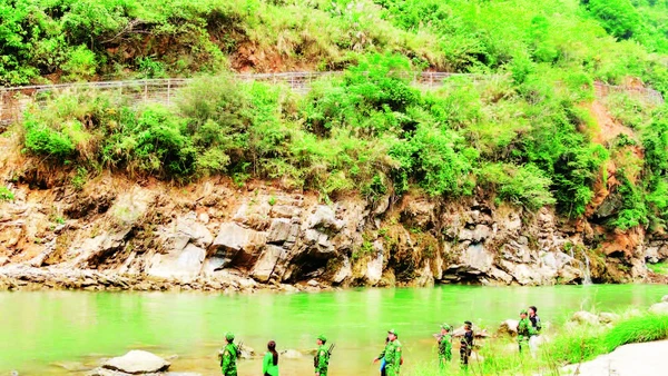 Cán bộ, chiến sĩ Đồn Biên phòng Si Ma Cai phối hợp nhân dân tuần tra bảo vệ biên giới.