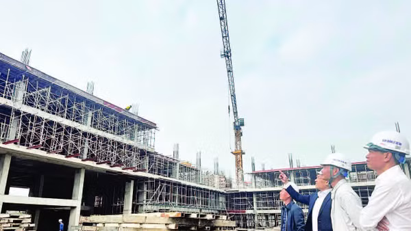 Đại diện chủ đầu tư dự án thí điểm xây dựng nhà ở xã hội phường Thành Sen kiểm tra, đôn đốc tiến độ thực hiện.