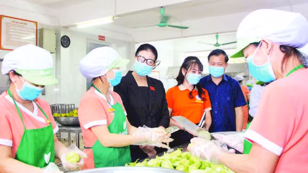 Đoàn giám sát của Ban Văn hóa-Xã hội (Hội đồng nhân dân Thành phố Hà Nội) khảo sát bếp ăn Trường mầm non Triều Khúc, phường Thanh Liệt.