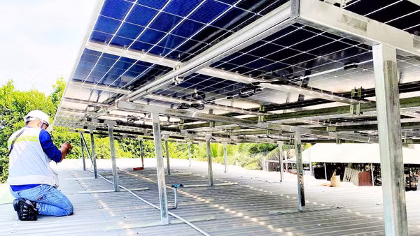 Lắp đặt điện năng lượng mặt trời là một trong những giải pháp chuyển đổi năng lượng xanh, đáp ứng nhu cầu phát triển tại nhiều doanh nghiệp, hộ gia đình.