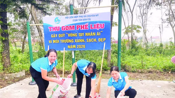Phụ nữ xã Chuyên Mỹ thu gom phế liệu gây quỹ giúp đỡ người khó khăn.