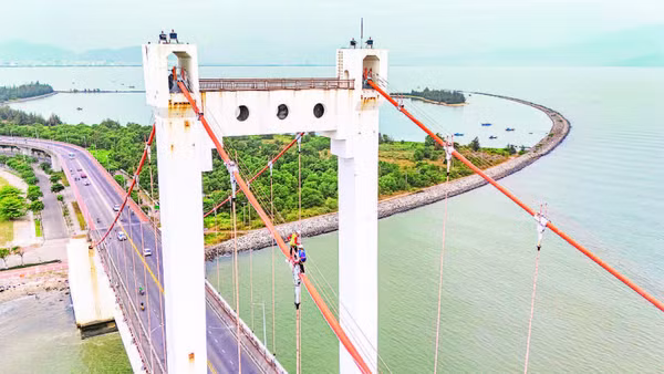 Chị Nguyễn Thị Kiều Hạnh tham gia kiểm tra định kỳ trên cầu Thuận Phước, thành phố Đà Nẵng.