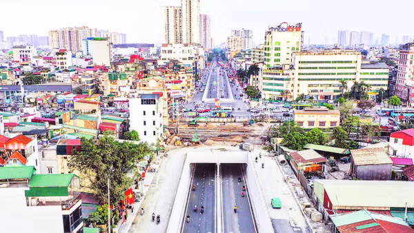 Nhiều hạng mục của tuyến Vành đai 2,5 đoạn từ nút giao Kim Đồng-Giải Phóng đến Đầm Hồng với chiều dài 1,6 km phần lớn đã hoàn thiện. (Ảnh HẢI LONG)