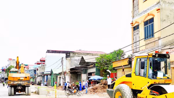 Quốc lộ 21B được giải phóng mặt bằng xong đến đâu, đơn vị thi công tập trung máy móc làm đến đó (Ảnh THÁI QUANG)