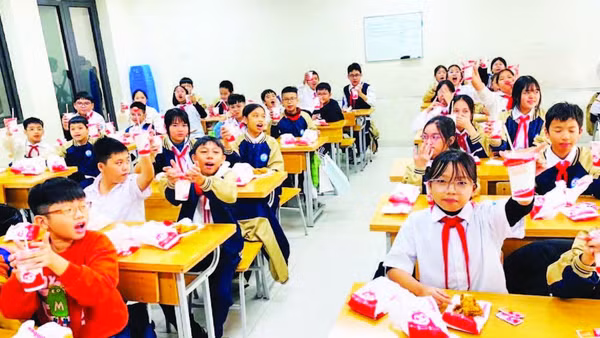 Một buổi liên hoan tại lớp của các em học sinh trường Trung học cơ sở Thạch Bàn (phường Long Biên, Hà Nội).