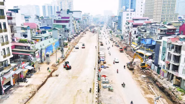 Đường Vành đai 1 đoạn Hoàng Cầu-Voi Phục đang khẩn trương thi công, quyết tâm hoàn thành vào dịp Quốc khánh 2/9 (Ảnh CÔNG PHẠM)