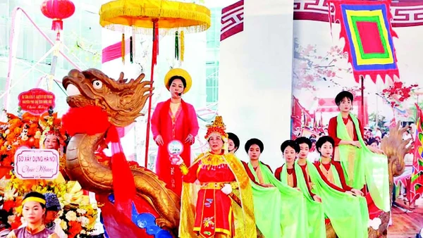 Biểu diễn hát chèo tàu tại Lễ công bố quyết định ghi danh “Hội hát Chèo tàu Tổng Gối” vào danh mục quốc gia về di sản văn hóa phi vật thể.