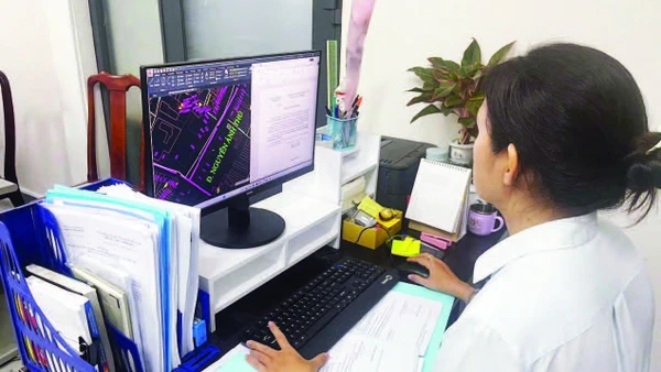 Phòng Kinh tế, Hạ tầng và Đô thị xã Bà Điểm thực hiện việc đánh số và gắn biển số nhà trên địa bàn xã theo bản đồ đánh số nhà và cập nhật theo hình thức thủ công.