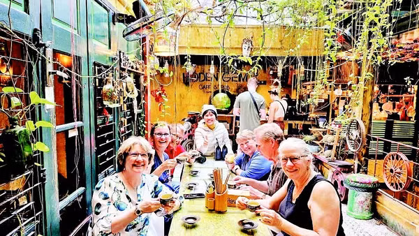 Du khách nước ngoài thích thú khi sử dụng các sản phẩm thân thiện với môi trường tại quán cà-phê Hidden Gem, Hà Nội.