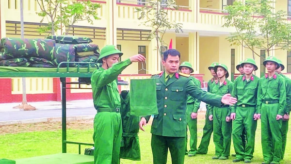 Hướng dẫn xếp đặt nội vụ vệ sinh cho chiến sĩ mới tại Đại đội 1, Tiểu đoàn 1, Trung đoàn 832. (Ảnh DUY ĐỨC)