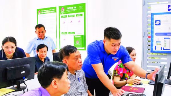 Cán bộ Mặt trận phường Ngọc Hà tích cực học hỏi kỹ năng chuyển đổi số nhằm phục vụ công tác tốt hơn