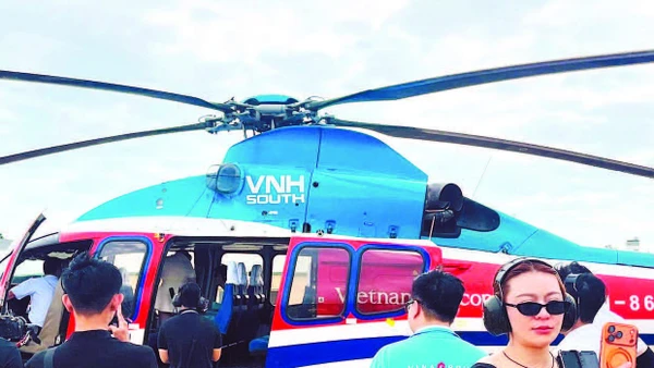 Tour du lịch bằng trực thăng thu hút nhiều sự quan tâm của du khách. (Ảnh VINAGROUP)