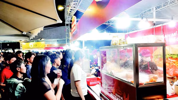 Người dân xếp hàng mua bánh mì tại Lễ hội bánh mì Việt Nam lần 4 (Ảnh MẠNH HẢO)