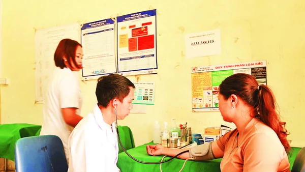 Người dân đến khám bệnh tại Trạm Y tế xã Pắc Ta.