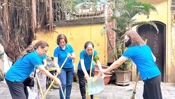 Nhân dân phường Hoàn Kiếm tham gia vệ sinh môi trường, bảo vệ cảnh quan đô thị, góp phần xây dựng nếp sống văn minh trên địa bàn.