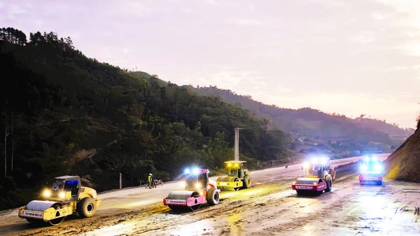 Thi công ngày, đêm trên công trường dự án đường bộ cao tốc Đồng Đăng - Trà Lĩnh.