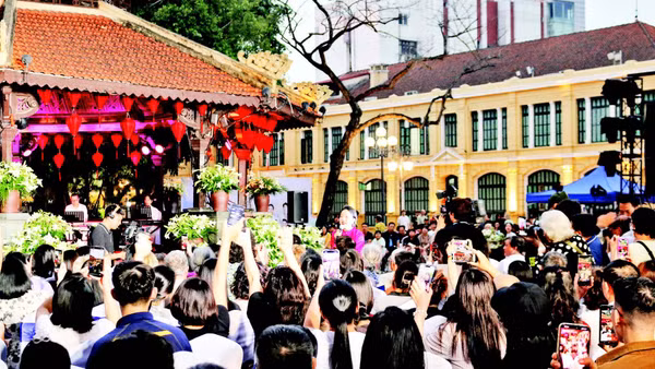 Ca sĩ Mỹ Linh (áo đỏ) tham gia chương trình“Hà Nội bình yên”.