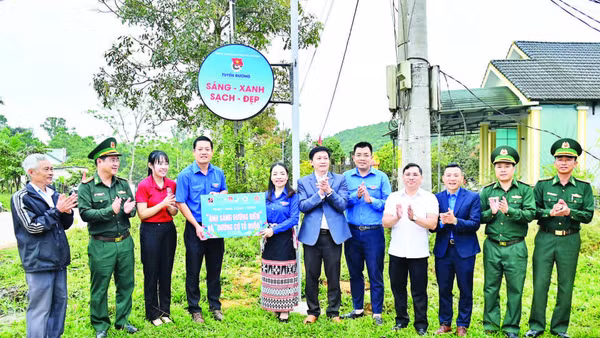 Khánh thành tuyến đường “Ánh sáng đường biên” và “Đường cờ Tổ quốc”.