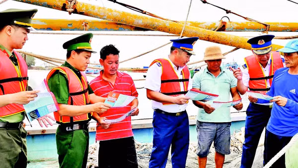 Các lực lượng chức năng phổ biến quy định về chống khai thác IUU cho ngư dân tại Thành phố Hồ Chí Minh.