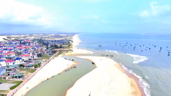 Cửa sông Dinh, xã Nam Trạch, tỉnh Quảng Trị bị bồi lấp nghiêm trọng.