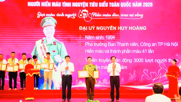 Đại úy Nguyễn Huy Hoàng được tôn vinh là một trong 100 người hiến máu tình nguyện tiêu biểu toàn quốc năm 2026
