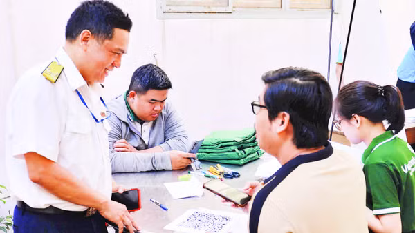 Đại diện Thuế Thành phố Hồ Chí Minh trực tiếp hướng dẫn hộ kinh doanh thực hiện kê khai thuế qua các ứng dụng điện tử.