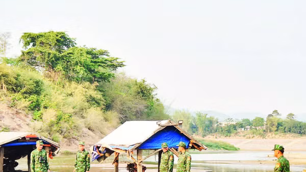Chiến sĩ bộ đội biên phòng tuần tra, kiểm soát chặt chẽ các bến đò trên sông Sê Pôn