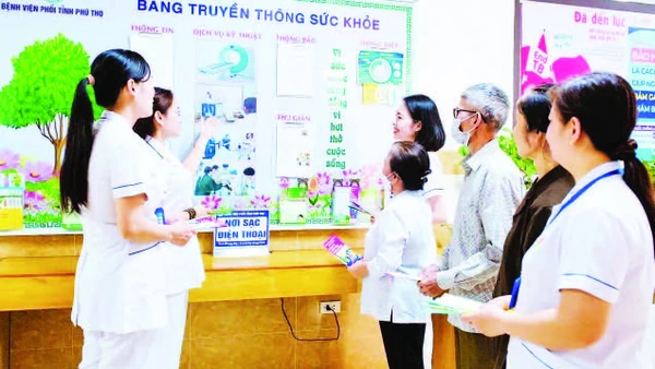 Cán bộ Bệnh viện phổi tỉnh Phú Thọ tư vấn cho người dân về bệnh lao.