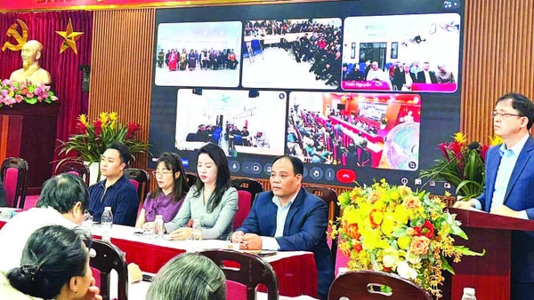 Các ứng viên đại biểu Hội đồng nhân dân phường Vĩnh Tuy nhiệm kỳ 2026-2031 thực hiện tiếp xúc cử tri, vận động bầu cử. (Ảnh ĐÌNH HIỆP)