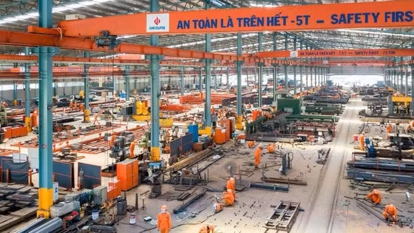Công nhân tại Công ty cổ phần Cơ khí thương mại Đại Dũng được trang bị đầy đủ thiết bị, bảo đảm an toàn lao động.