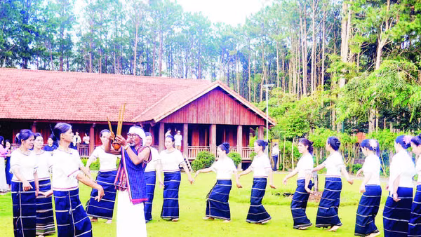 Hoạt động văn hóa-văn nghệ tại Làng văn hóa Chu Ru ở xã Quảng Lập, tỉnh Lâm Đồng.