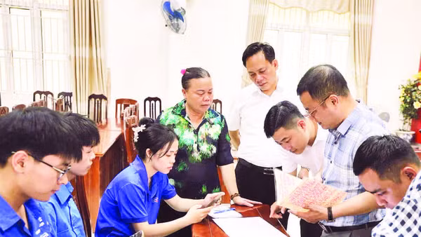 Lãnh đạo Ủy ban nhân dân xã Tam Hưng kiểm tra, đôn đốc công tác làm sạch dữ liệu đất đai trên địa bàn (Ảnh NGỌC ÁNH)