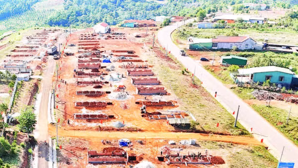 Điểm dân cư liền kề chốt dân quân biên giới xã Quảng Trực với quy mô 60 căn nhà và các công trình phụ trợ, dự kiến hoàn thành và đưa vào sử dụng trước ngày 30/4.